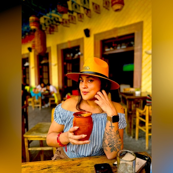 Meet your Posher, Fabiola - Picture 1 of 1